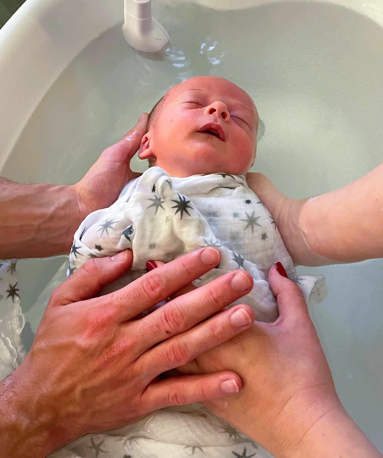 un bébé dans le bain thalasso