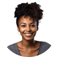 Portrait d'une femme afro-américaine avec des cheveux bouclés et une chemise grise, souriant.