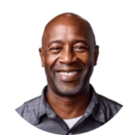 Portrait d'un homme afro-américain souriant avec une chemise à carreaux grise.