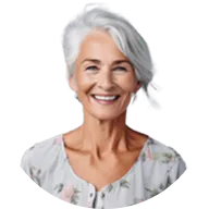 Portrait d'une femme âgée avec des cheveux blancs et un sourire chaleureux, portant une blouse à fleurs.