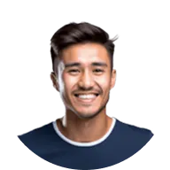 Portrait d'un homme asiatique avec un sourire amical, portant un t-shirt bleu foncé.