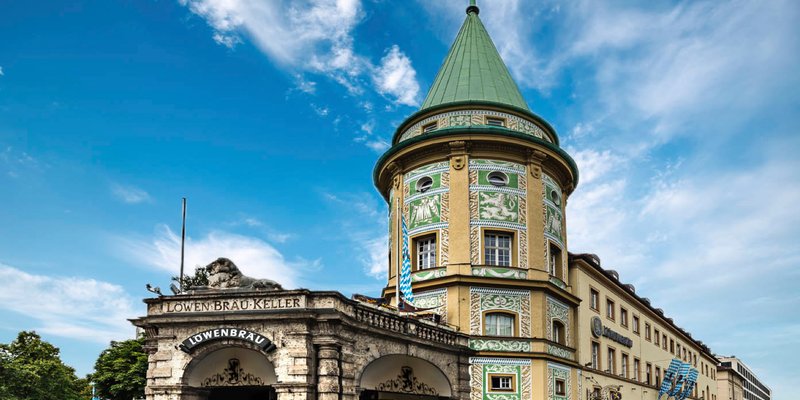 Executive KI Forum #2: a müncheni Löwenbräukeller épülete kék ég alatt