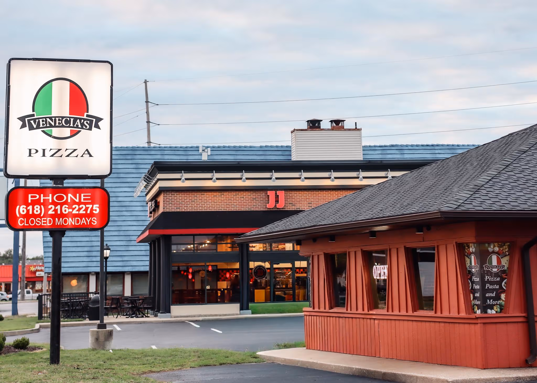 A restaurant with a sign that says "Venecia's Pizza".