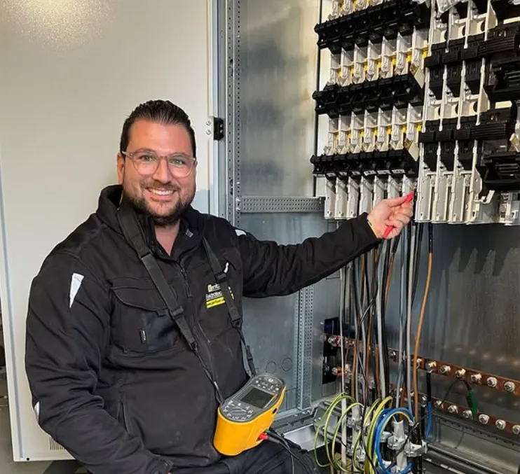 Devid Gerritzen vor Schaltschrank