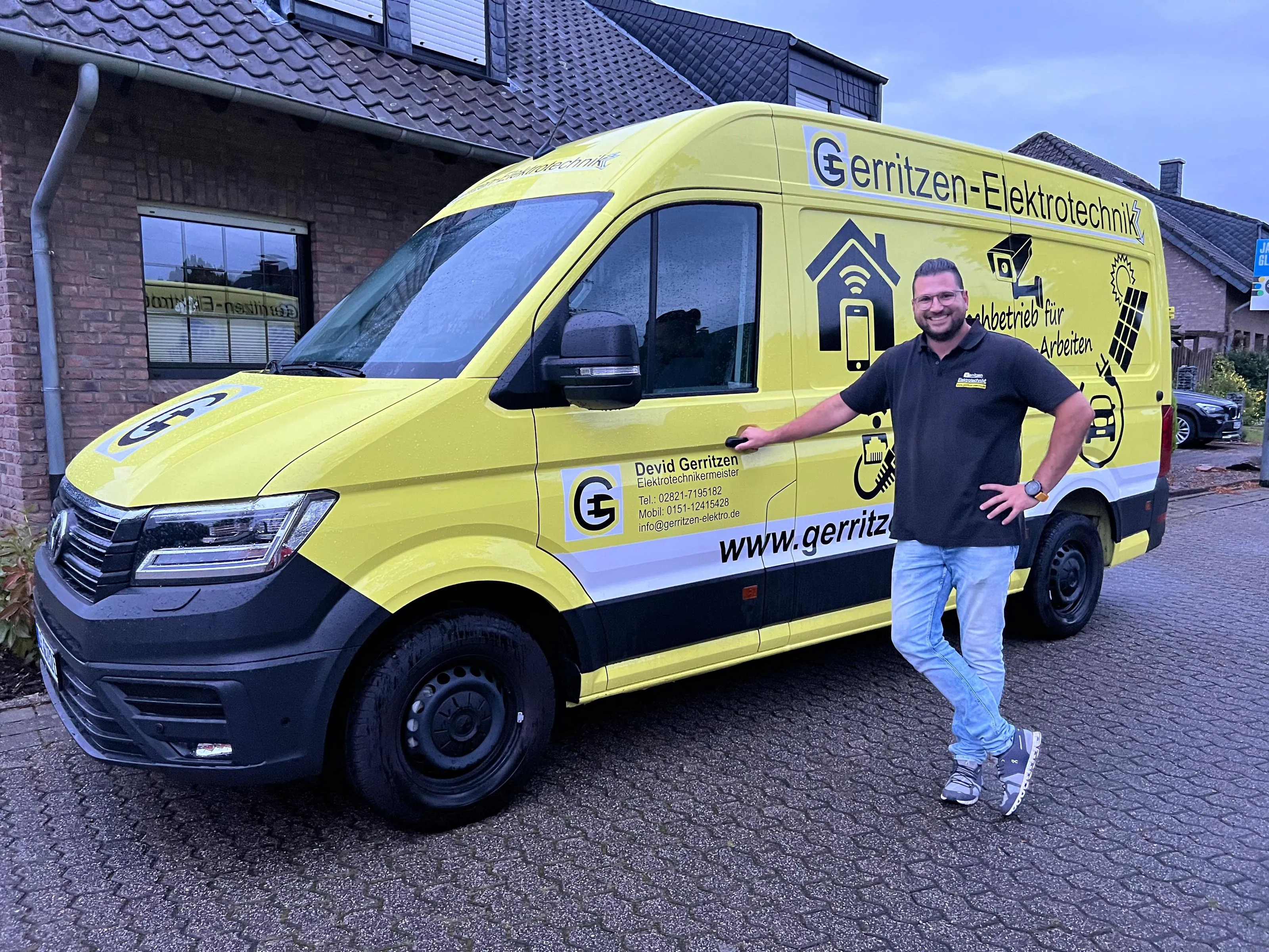 Devid Gerritzen vor Firmenwagen