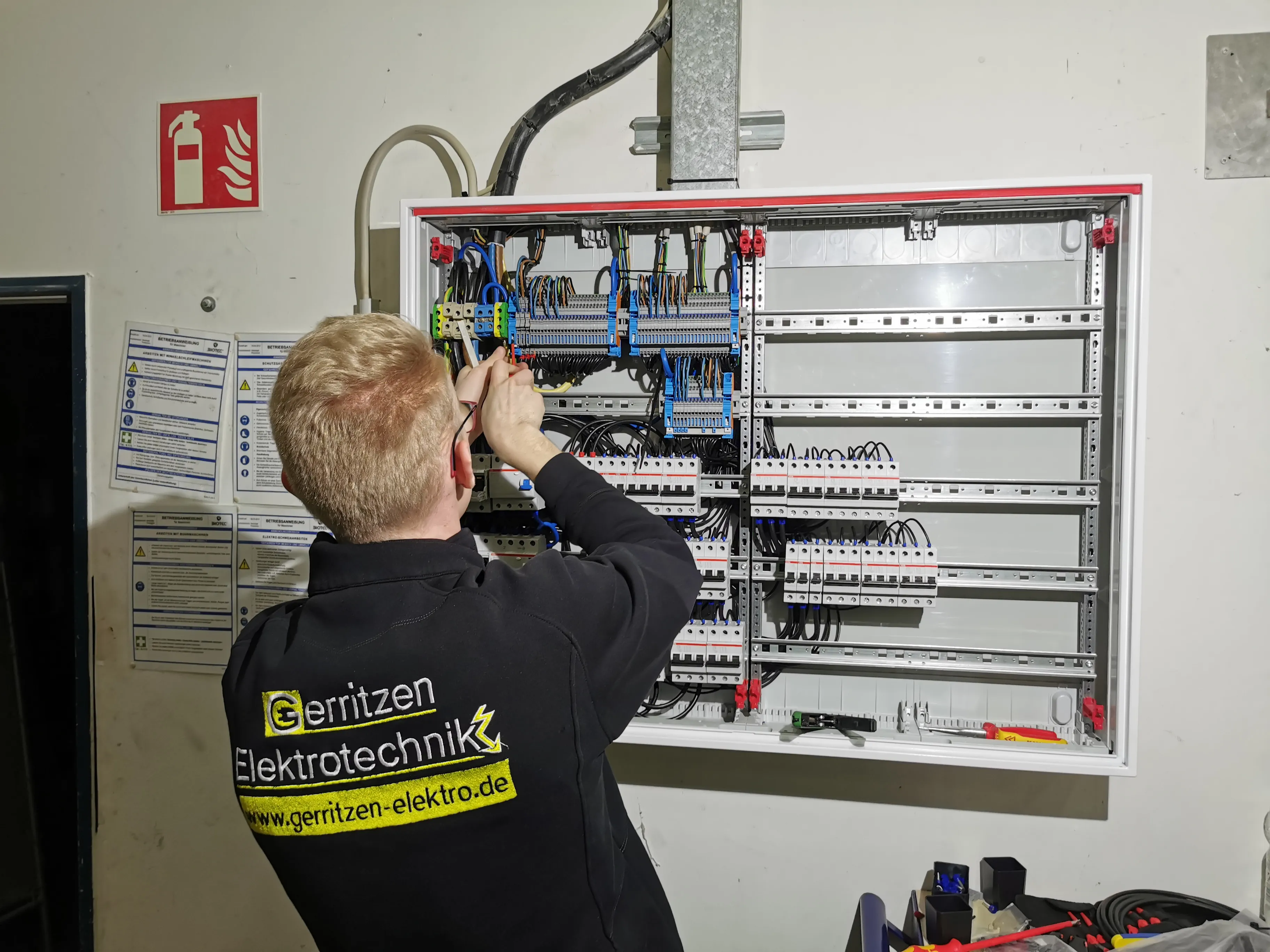 Mitarbeiter von Gerritzen Elektrotechnik vor Schaltschrank