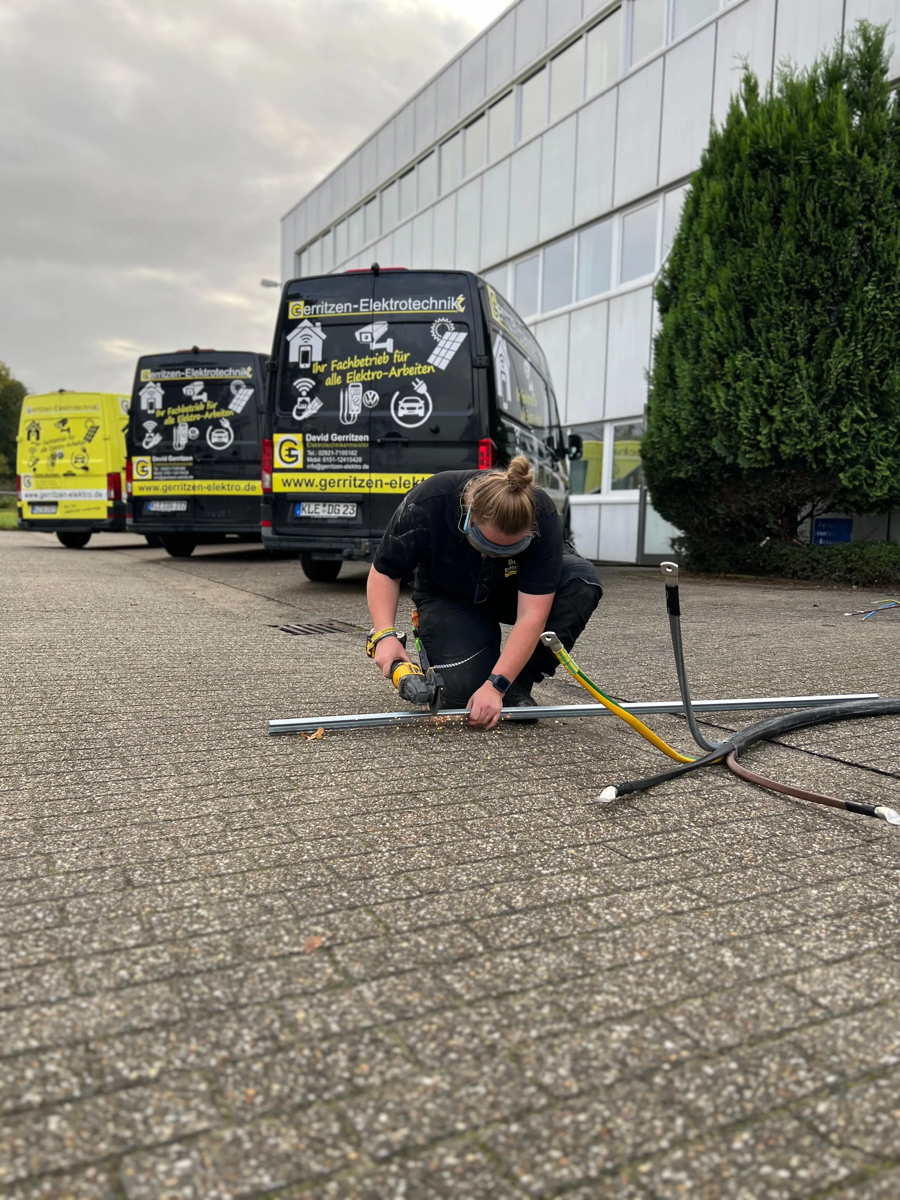 Mitarbeiterin Gerritzen Elektrotechnik beim Schweißen
