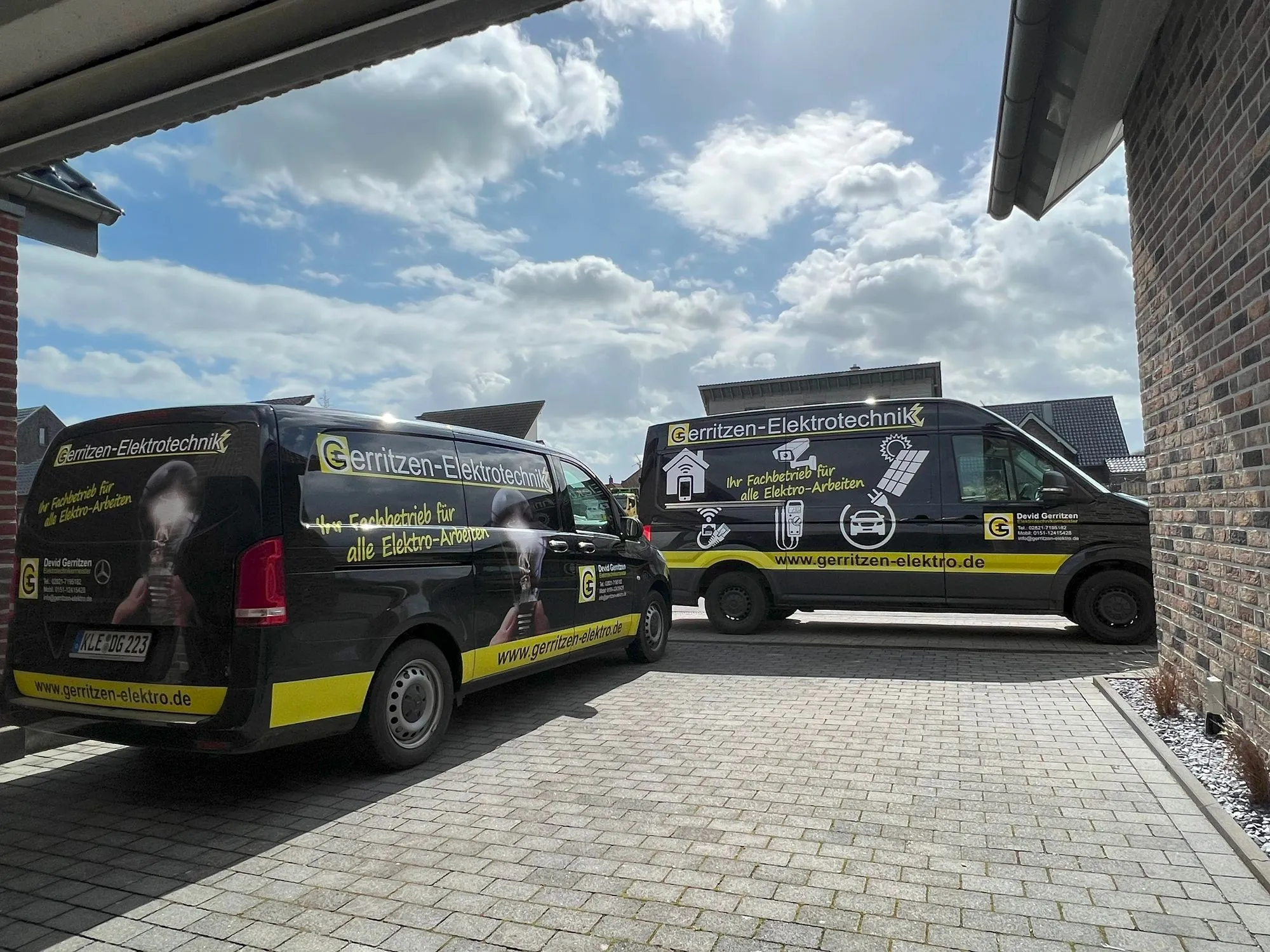 Zwei Firmenwagen von Gerritzen Elektrotechnik