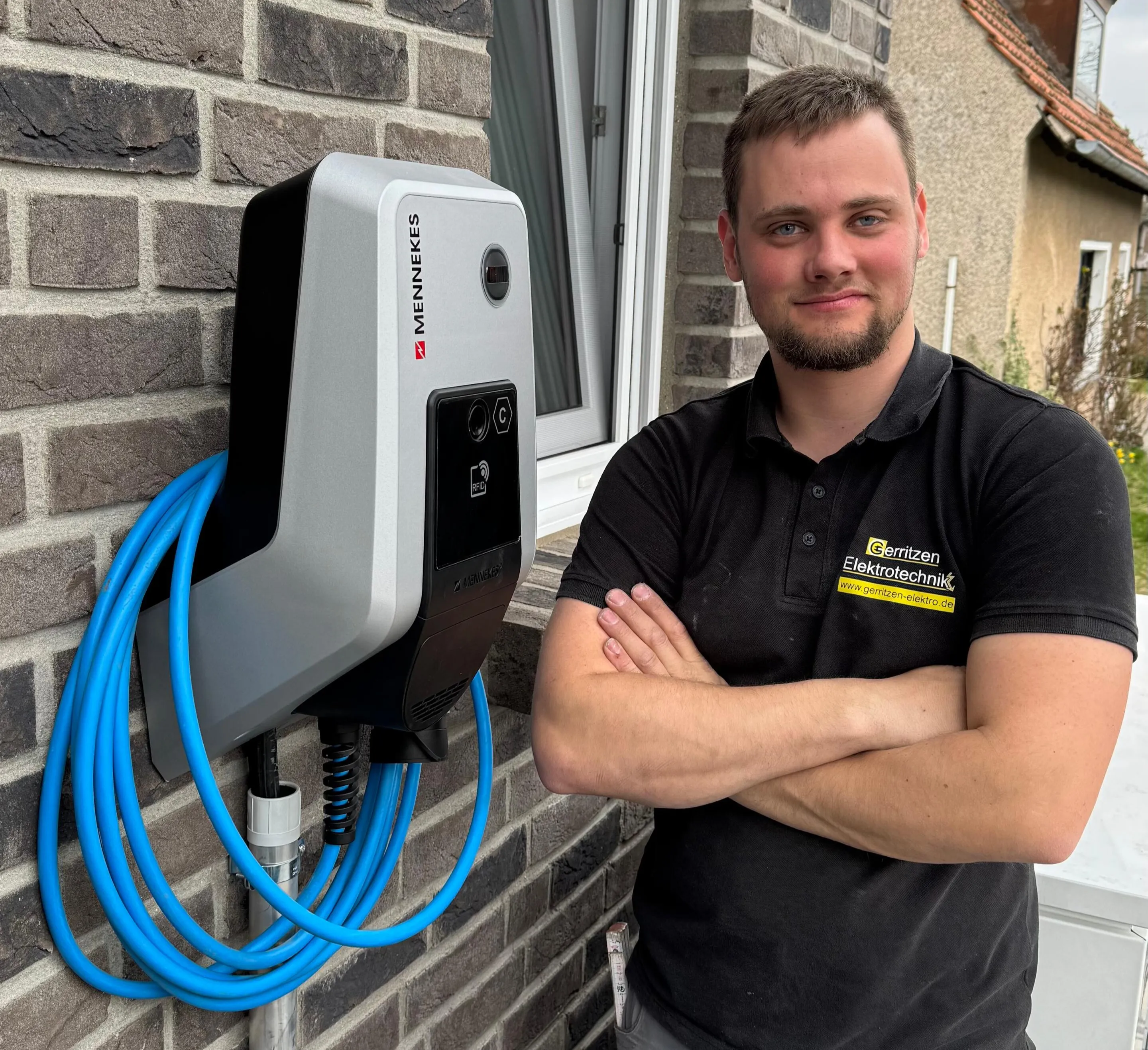 Mitarbeiter von Gerritzen Elektrotechnk vor Wallbox