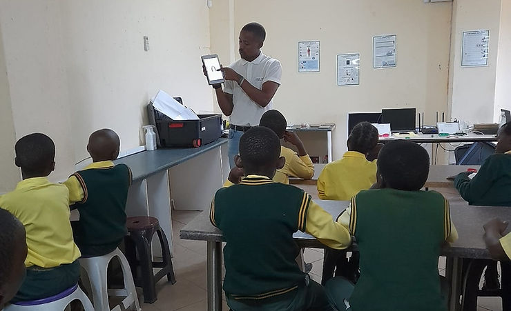 A Coach showing Edulution Learners how to track their assessment results