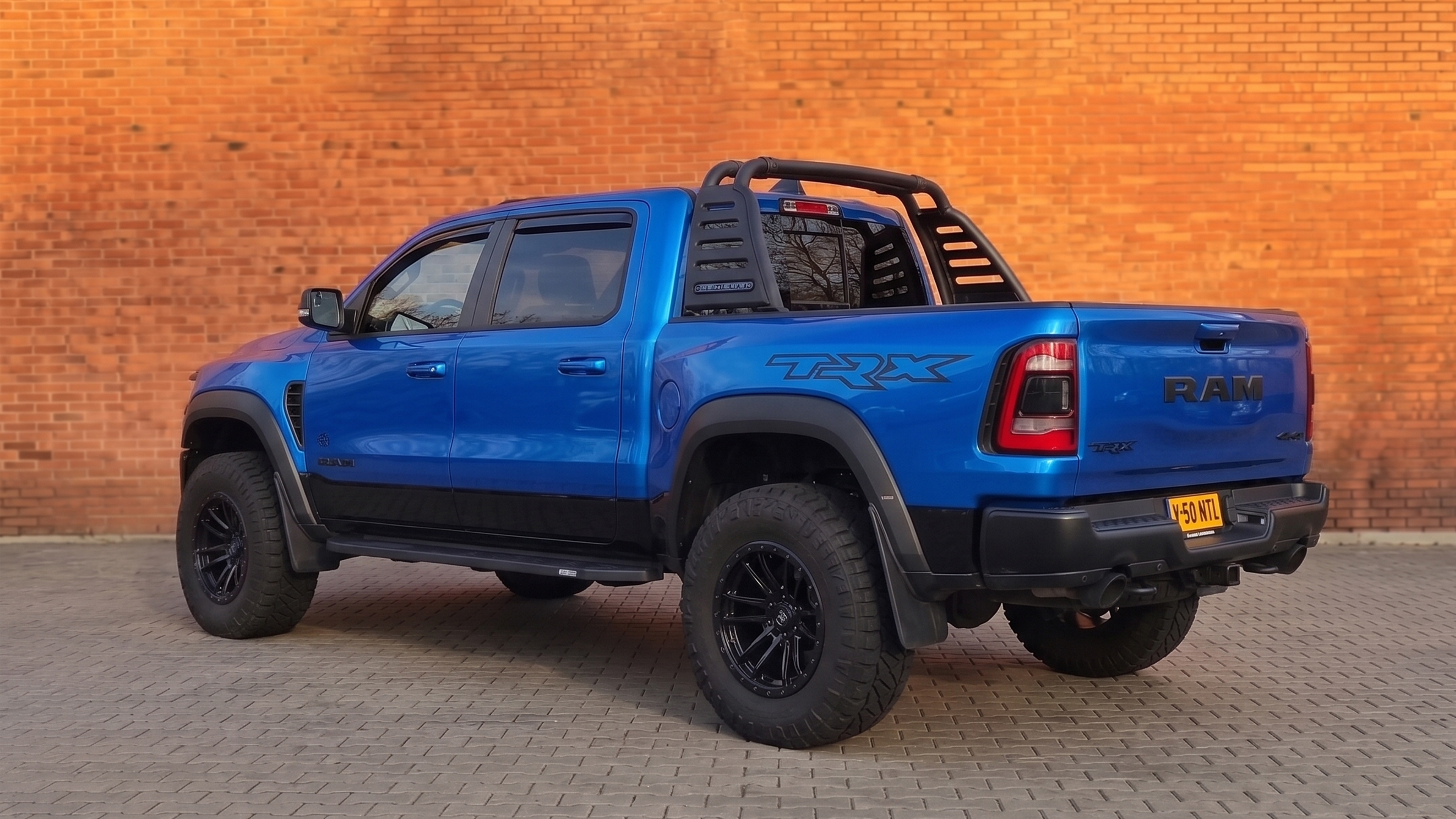 Dodge Ram TRX zijaanzicht verhoogd