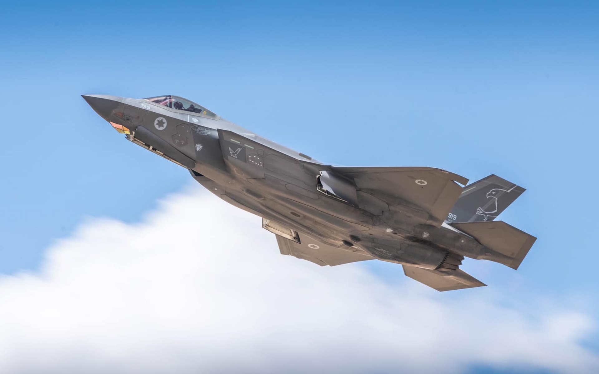 israeli f-35 flying in sky
