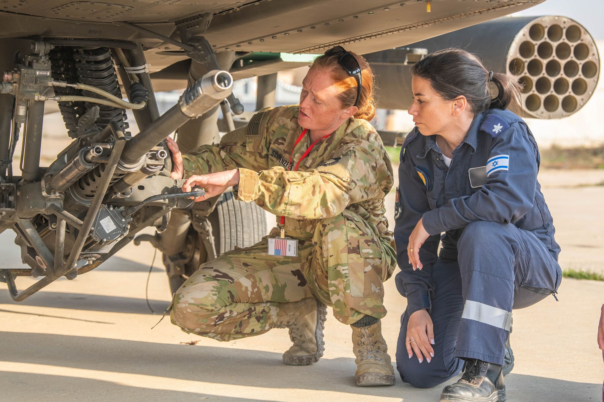 U.S. and Israeli service members work together.