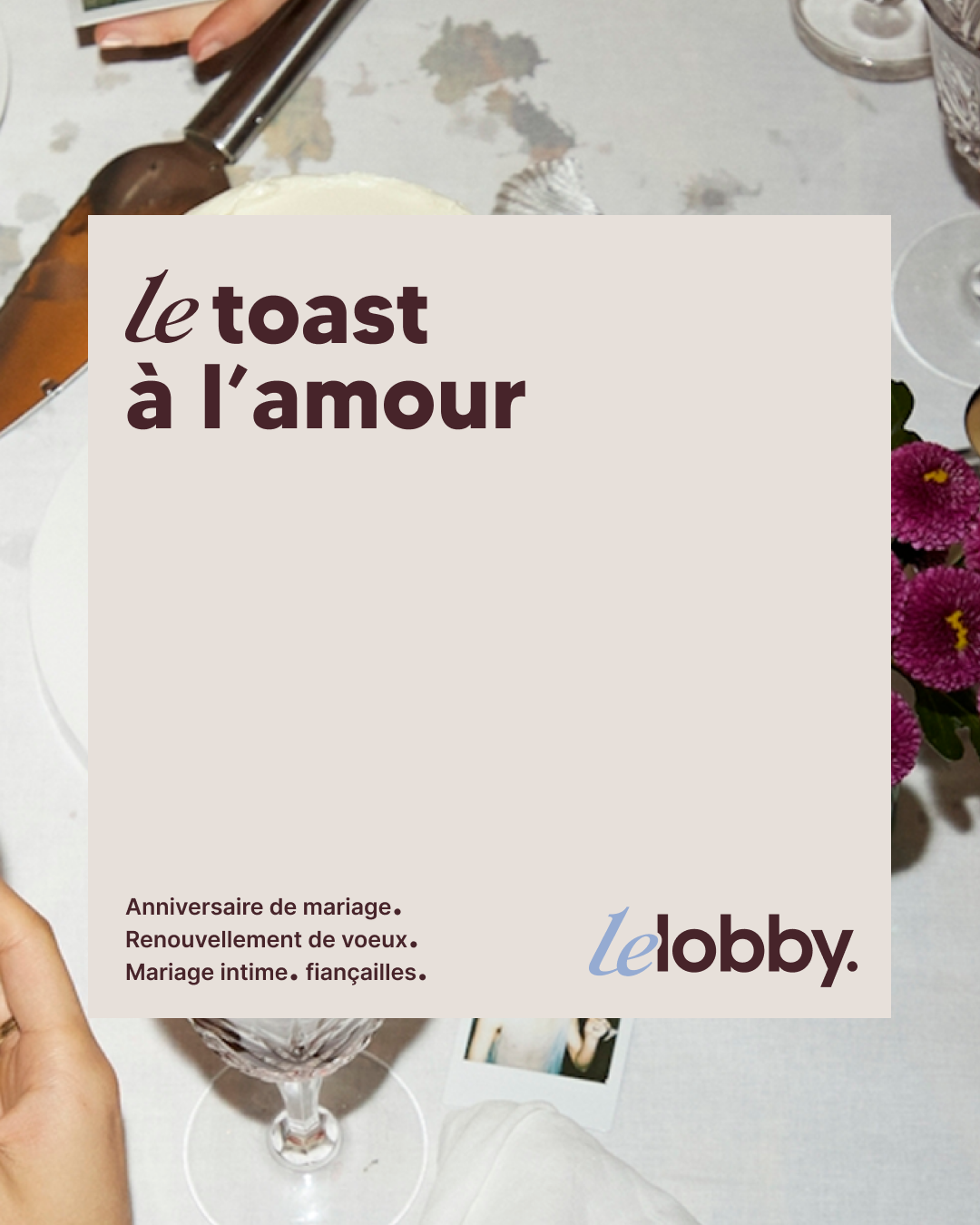 Carte avec le texte « le toast à l'amour » sur fond beige, avec en bas à gauche des occasions comme anniversaire de mariage, renouvellement de voeux, mariage intime, fiançailles, et le logo le lobby en bas à droite.