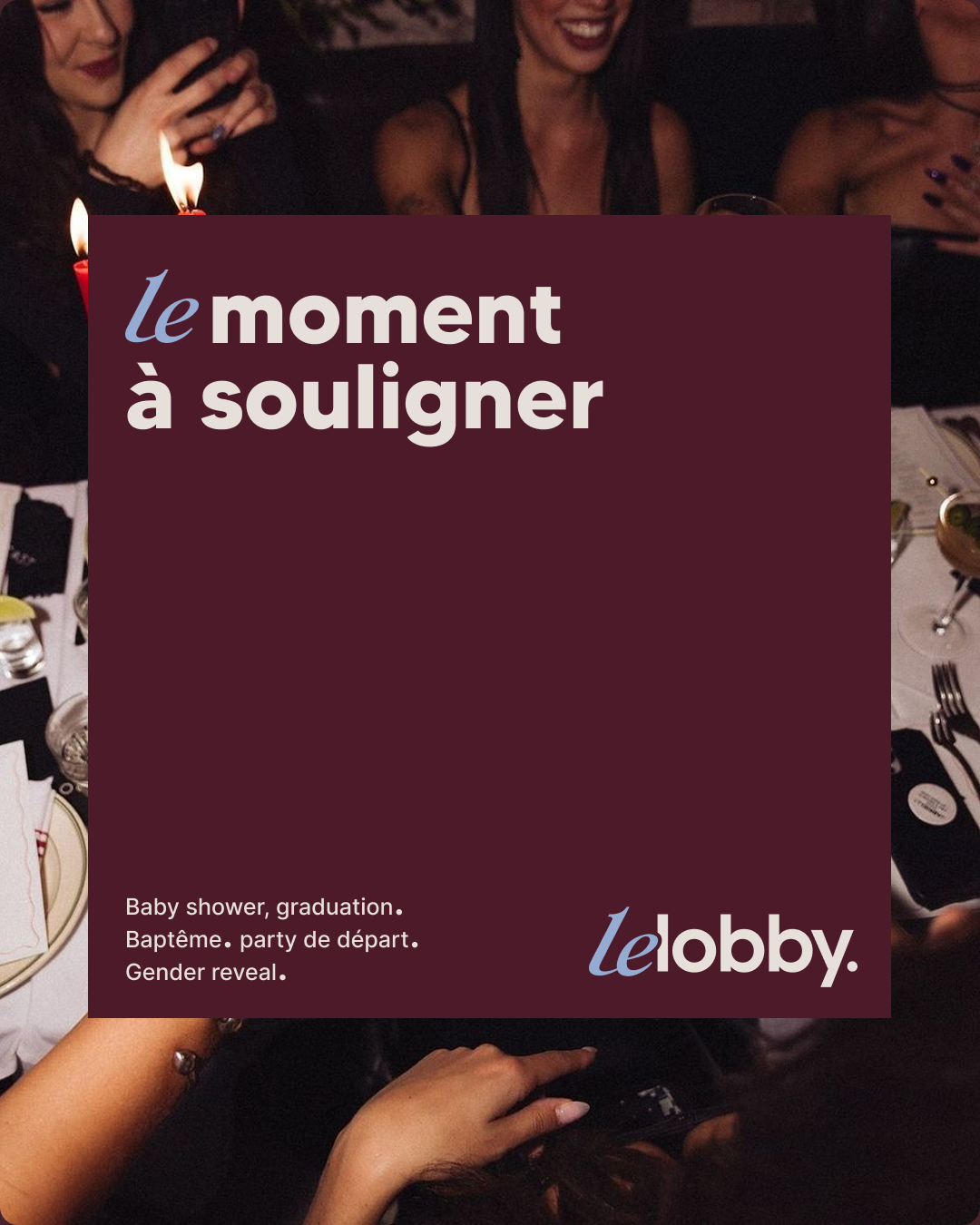 Texte promotionnel sur fond bordeaux avec des invités souriants autour d'une table dressée, suggérant une fête ou une célébration.