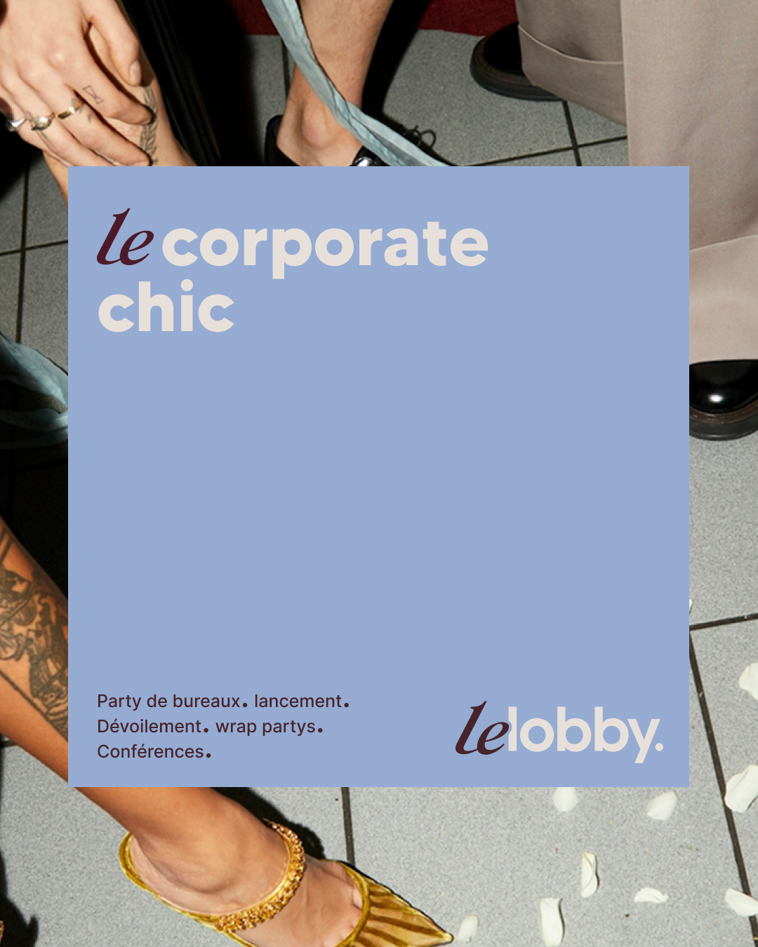 Affiche bleue avec texte promotionnel en français sur le style corporate chic et les événements de bureaux, en arrière-plan des pieds et jambes de personnes habillées, dont une chaussée d'escarpins dorés.