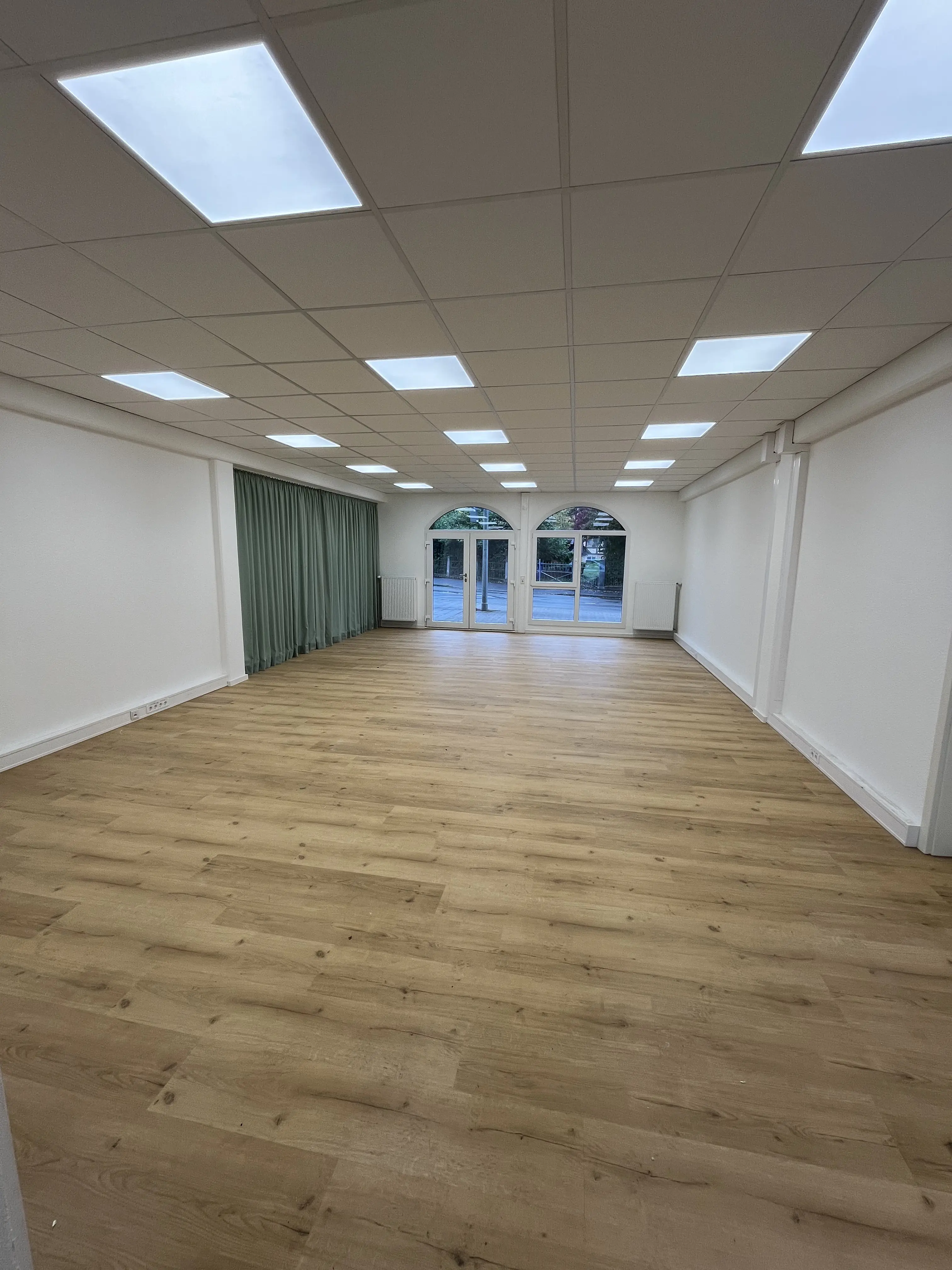 Kursraum im IVITALIS Studio Braunschweig-Querum mit geschlossenem Vorhang und modernem Trainingsbereich