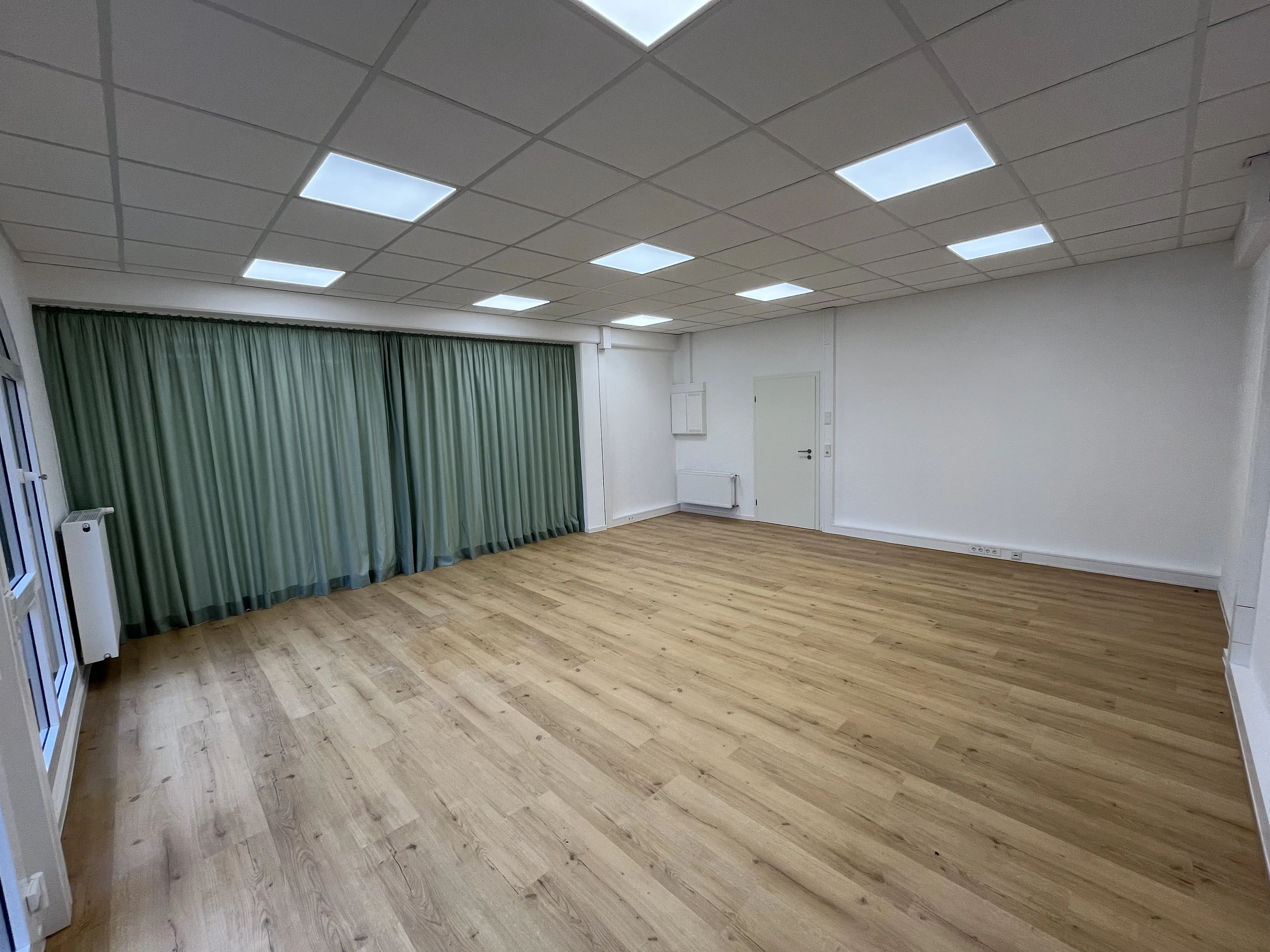 Empfangsraum im IVITALIS Studio Braunschweig-Querum mit geschlossenem Vorhang und gemütlicher Atmosphäre