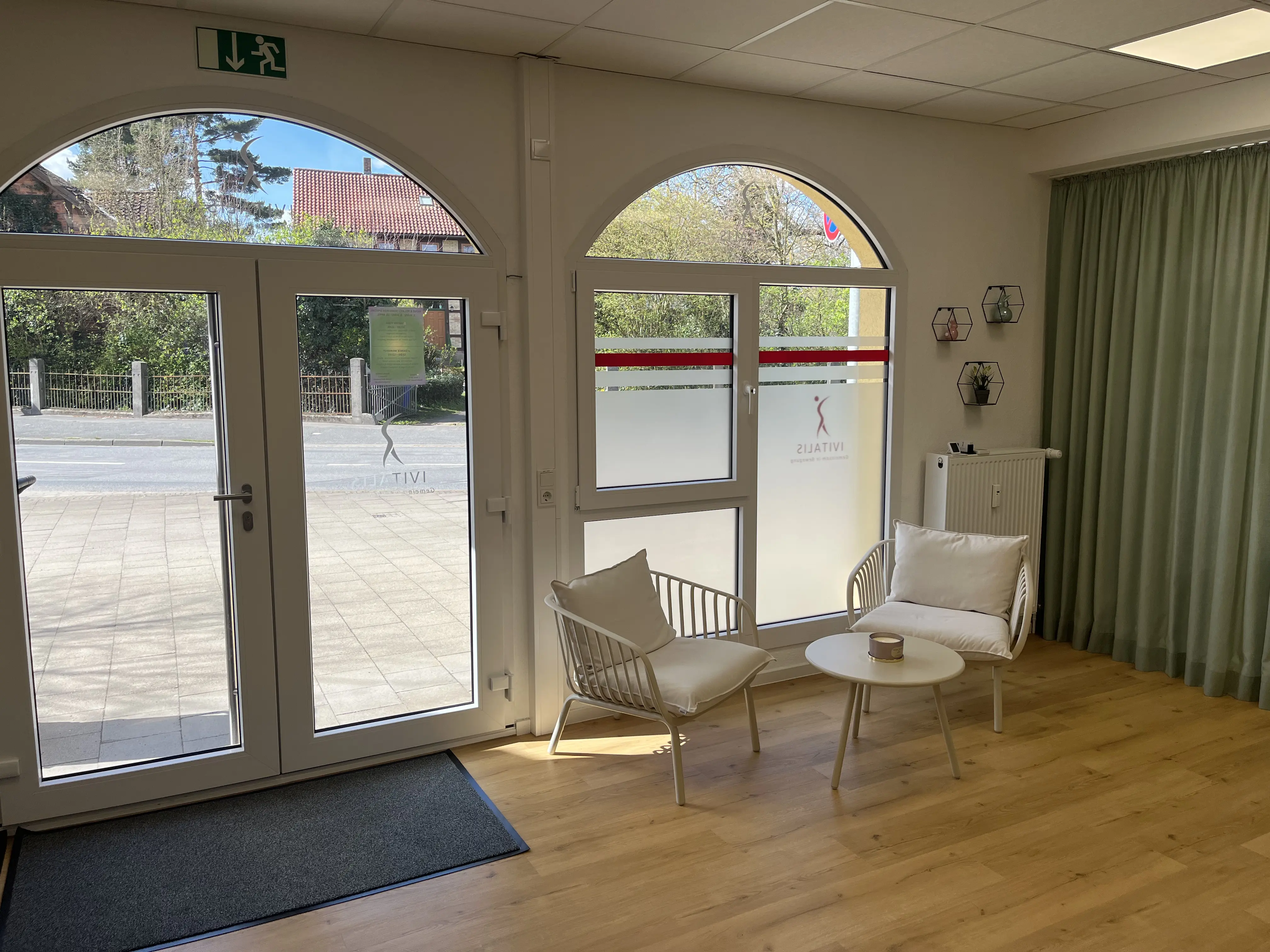 Empfangsraum im IVITALIS Studio Braunschweig-Querum mit geschlossenem Vorhang und gemütlicher Atmosphäre