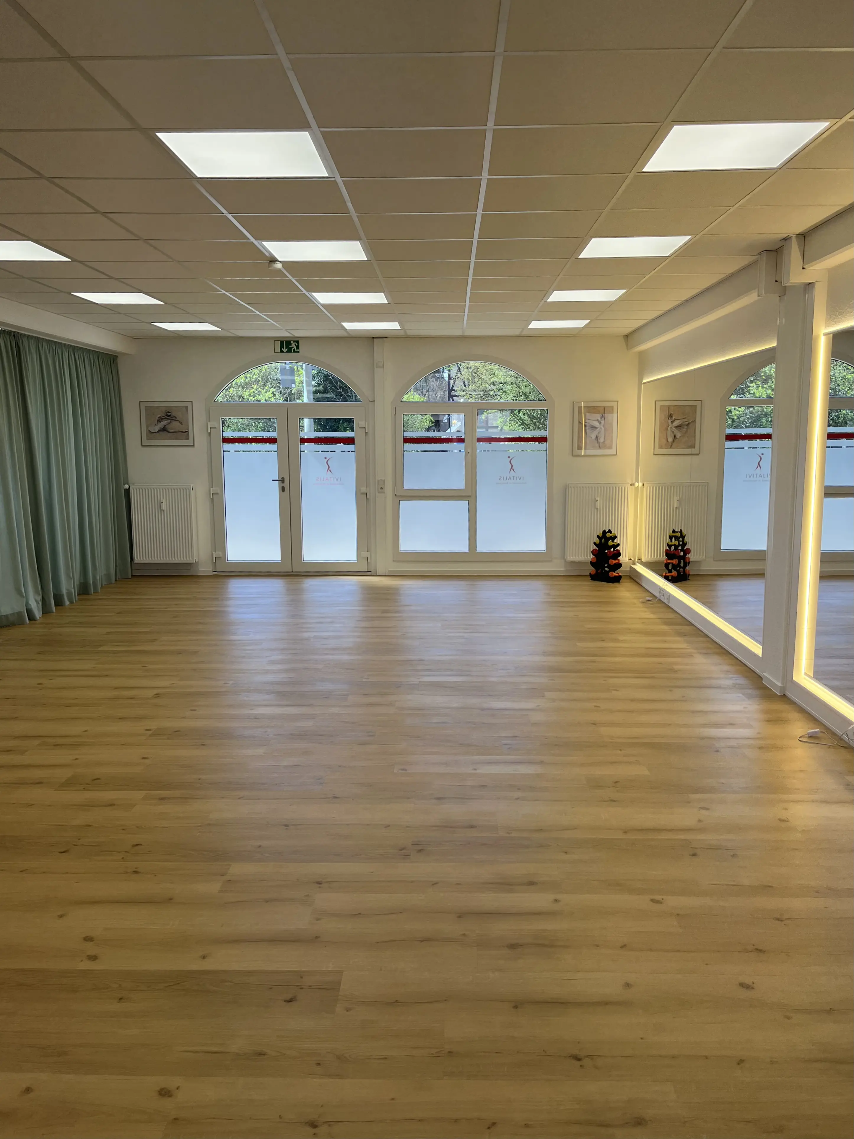 Kursraum im IVITALIS Studio Braunschweig-Querum mit geschlossenem Vorhang und modernem Trainingsbereich