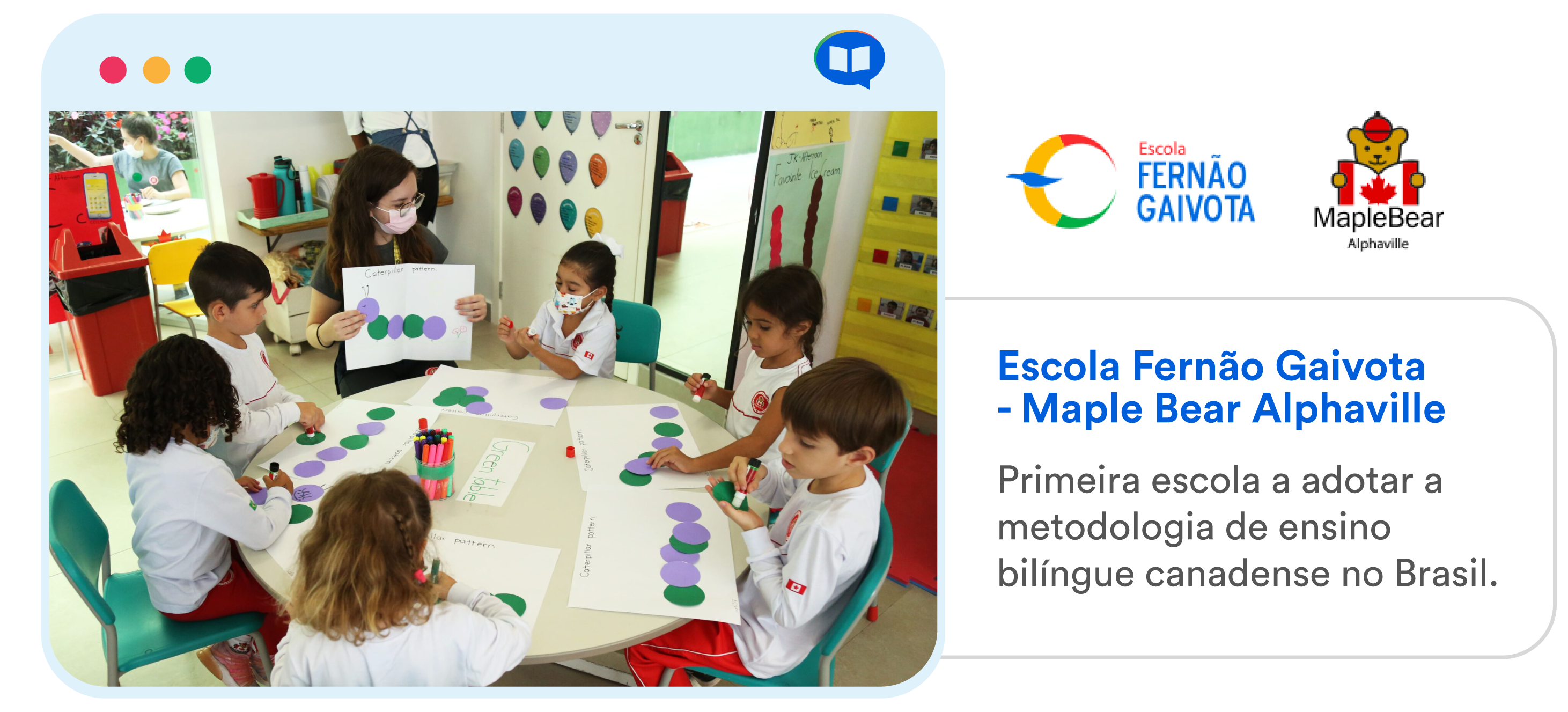 Foto dos alunos da Escola Fernão Gaivota sentados em roda em uma mesa, com uma professora segurando uma folha de sulfite desenhada na mão.