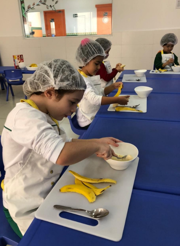 Alunos da escola Bosque das Letras na aula de culinária