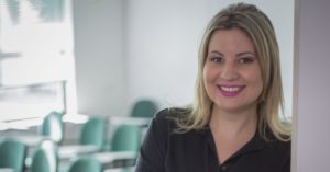 A pedagoga Rafaella Giraldi defende o diálogo como solução para o descontentamento dos pais com a escola 