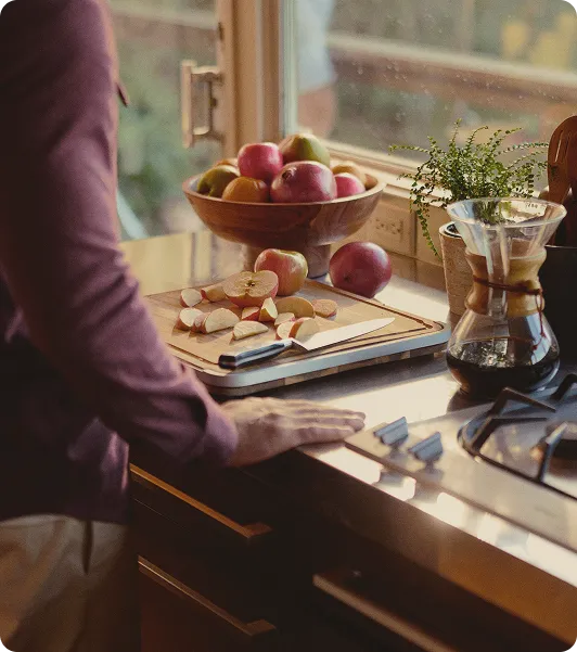 Man preparing a healthy meal, symbolizing appetite control and weight-loss support from Phentermine treatment at Gameday Men’s Health.