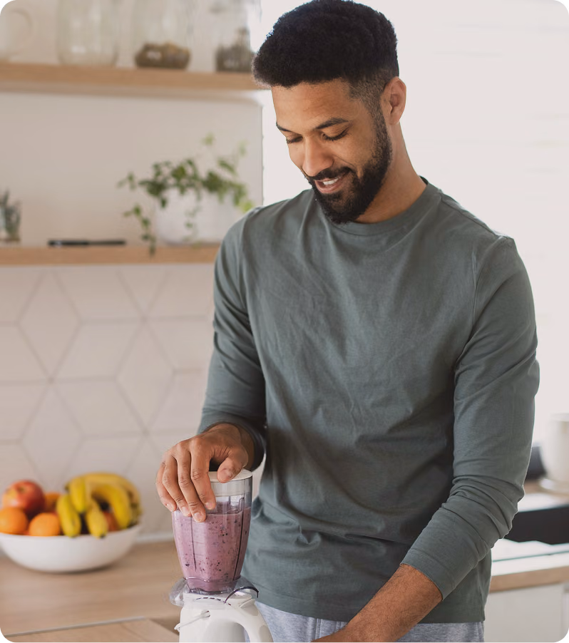 Man preparing a smoothie in the kitchen, reflecting nutrition habits and lifestyle support connected to Phentermine Therapy in El Paso