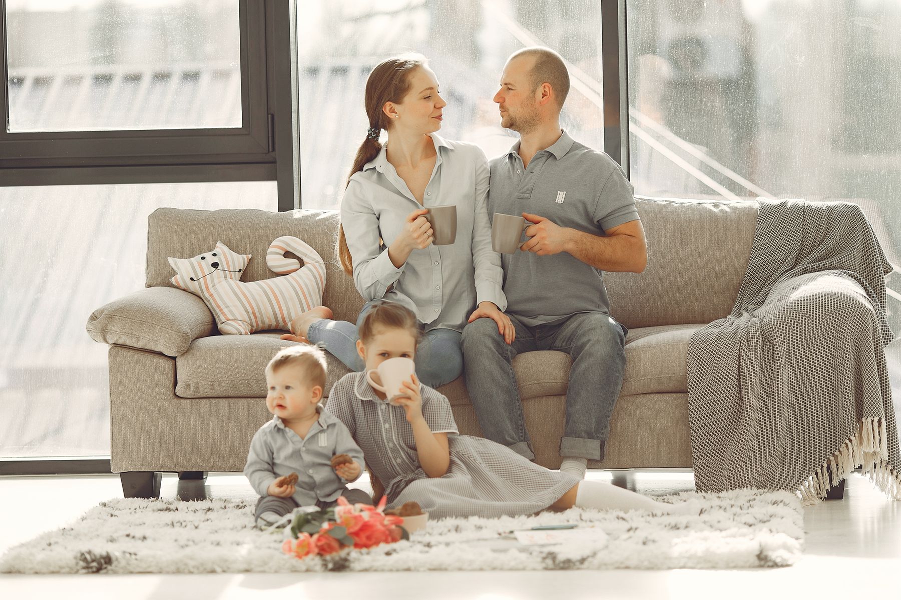 Família em casa, tranquila e protegida