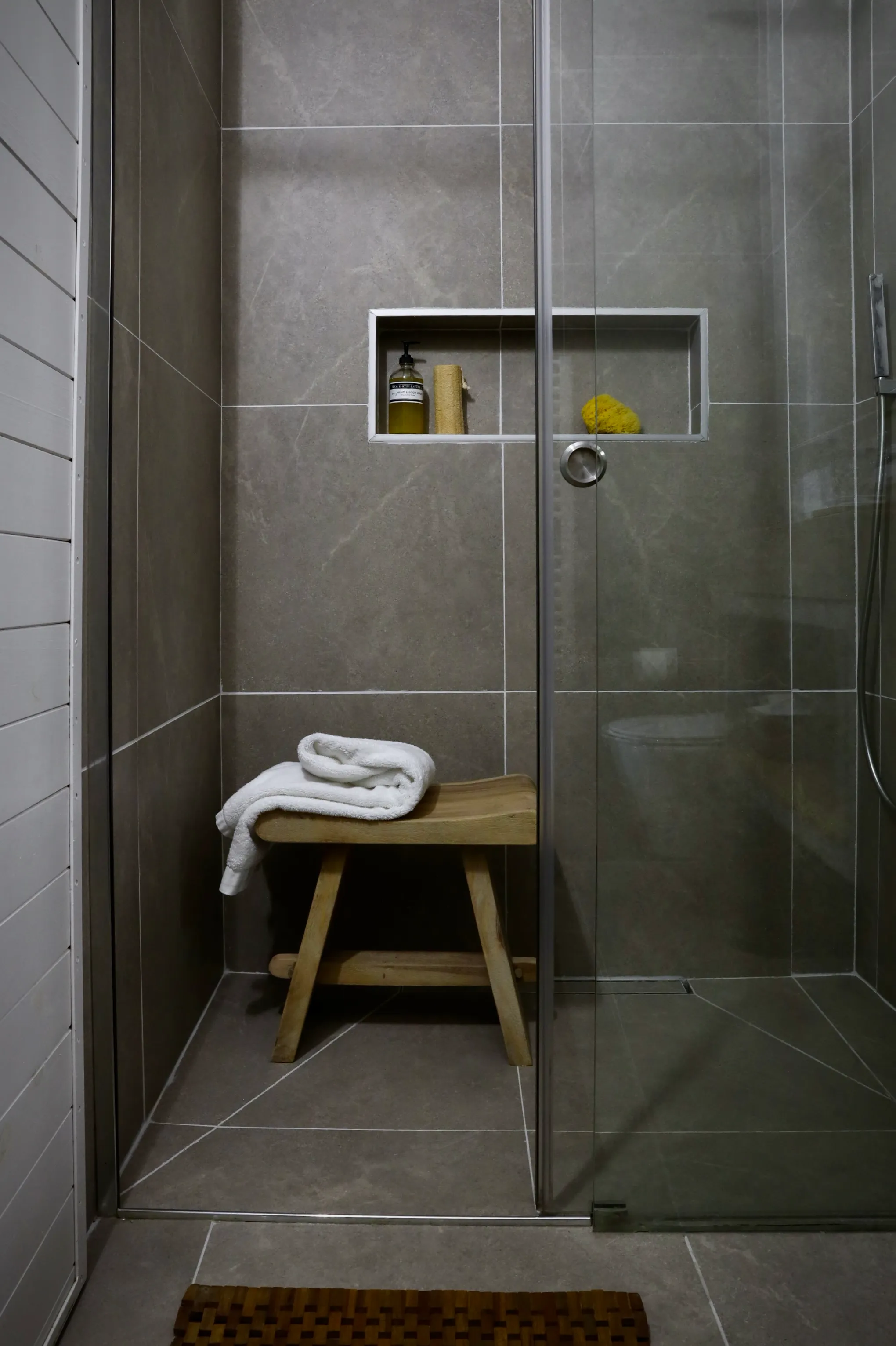 En-suite bathroom with refined finishes at Casa Opala