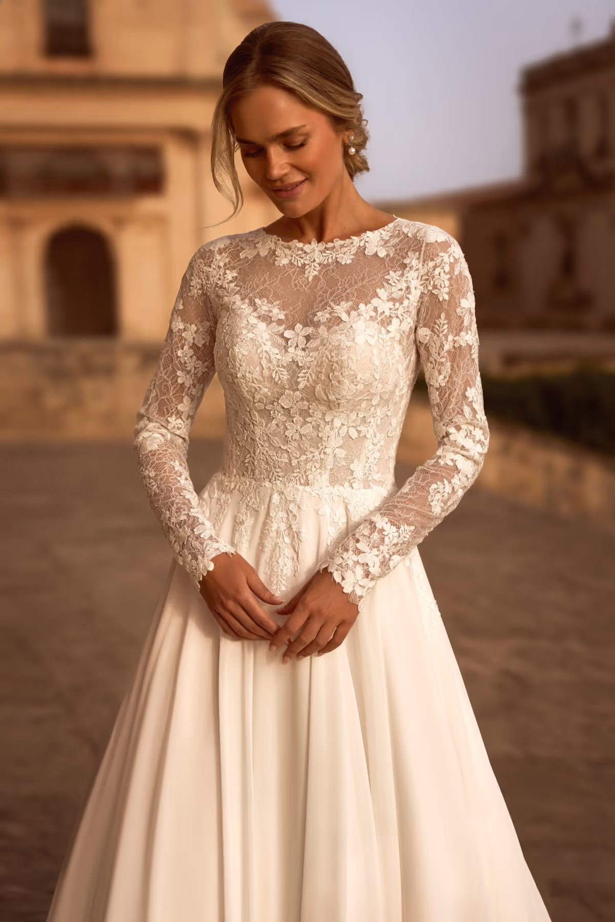 Brautkleid im hellen Atelier als Beispiel für persönliche Änderungsarbeit