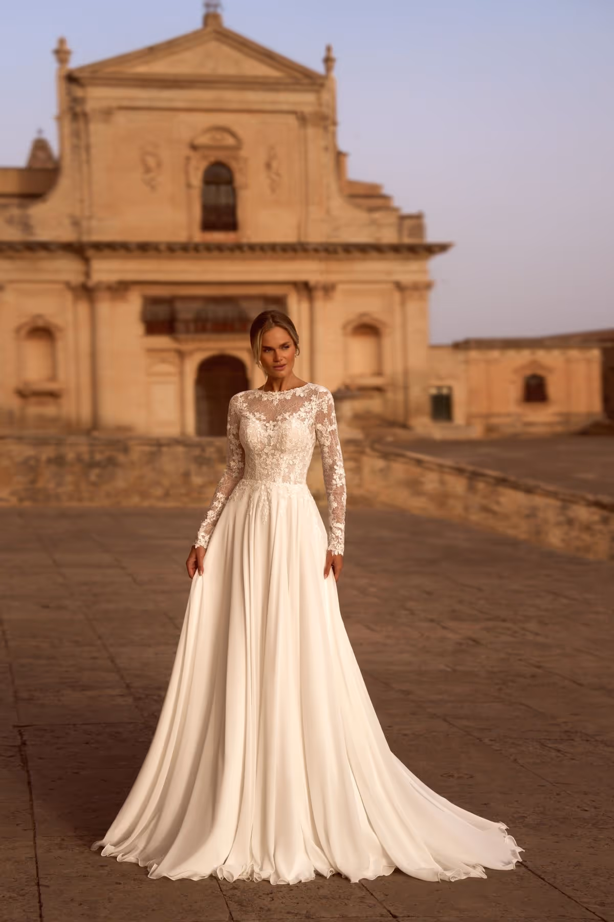 Brautkleid FRISA als eigenständiges Abschlussmotiv der Maßanfertigung