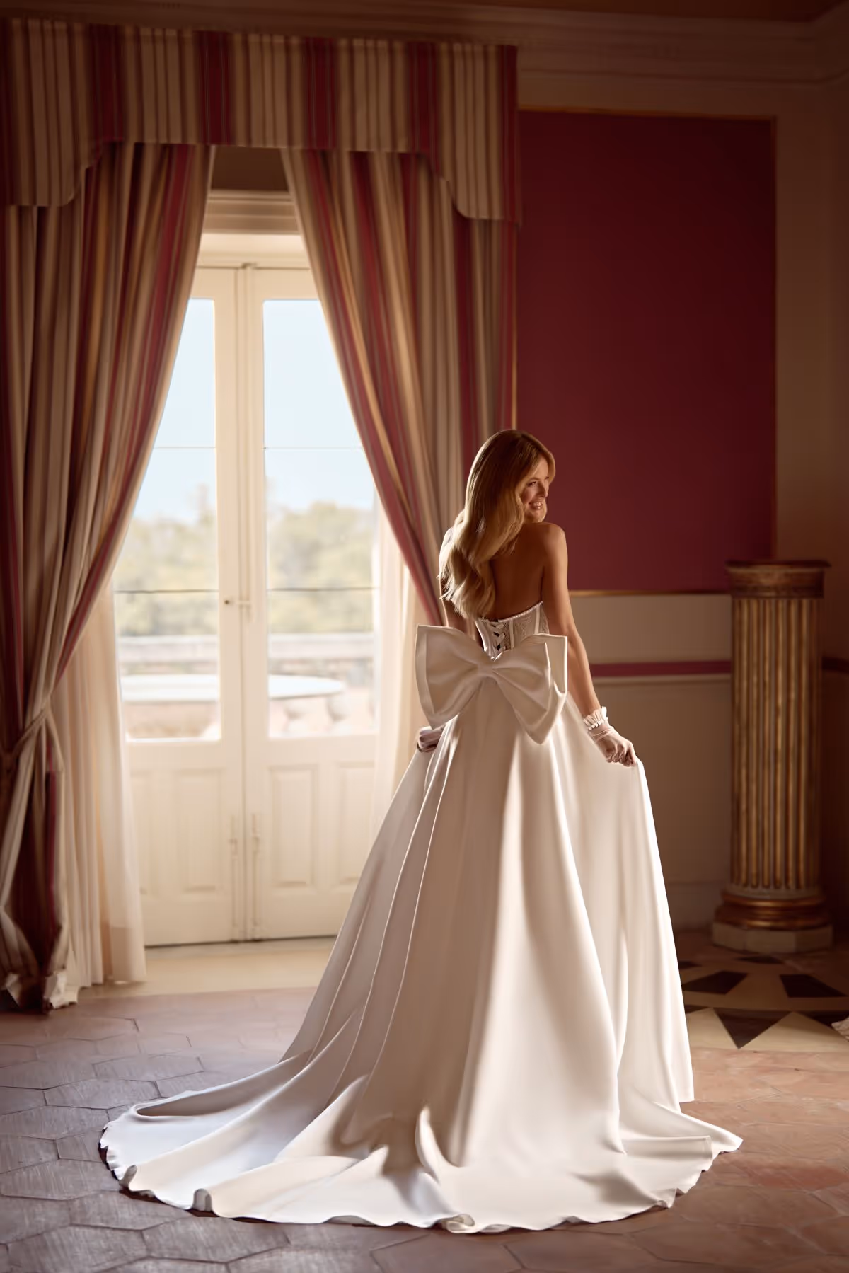 Feines Kleid- und Spitzendetail von AZIZA
