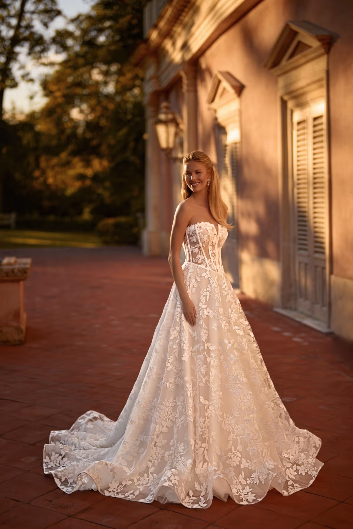 Detailansicht eines weißen Brautkleids aus der bestehenden Elana-Kollektion