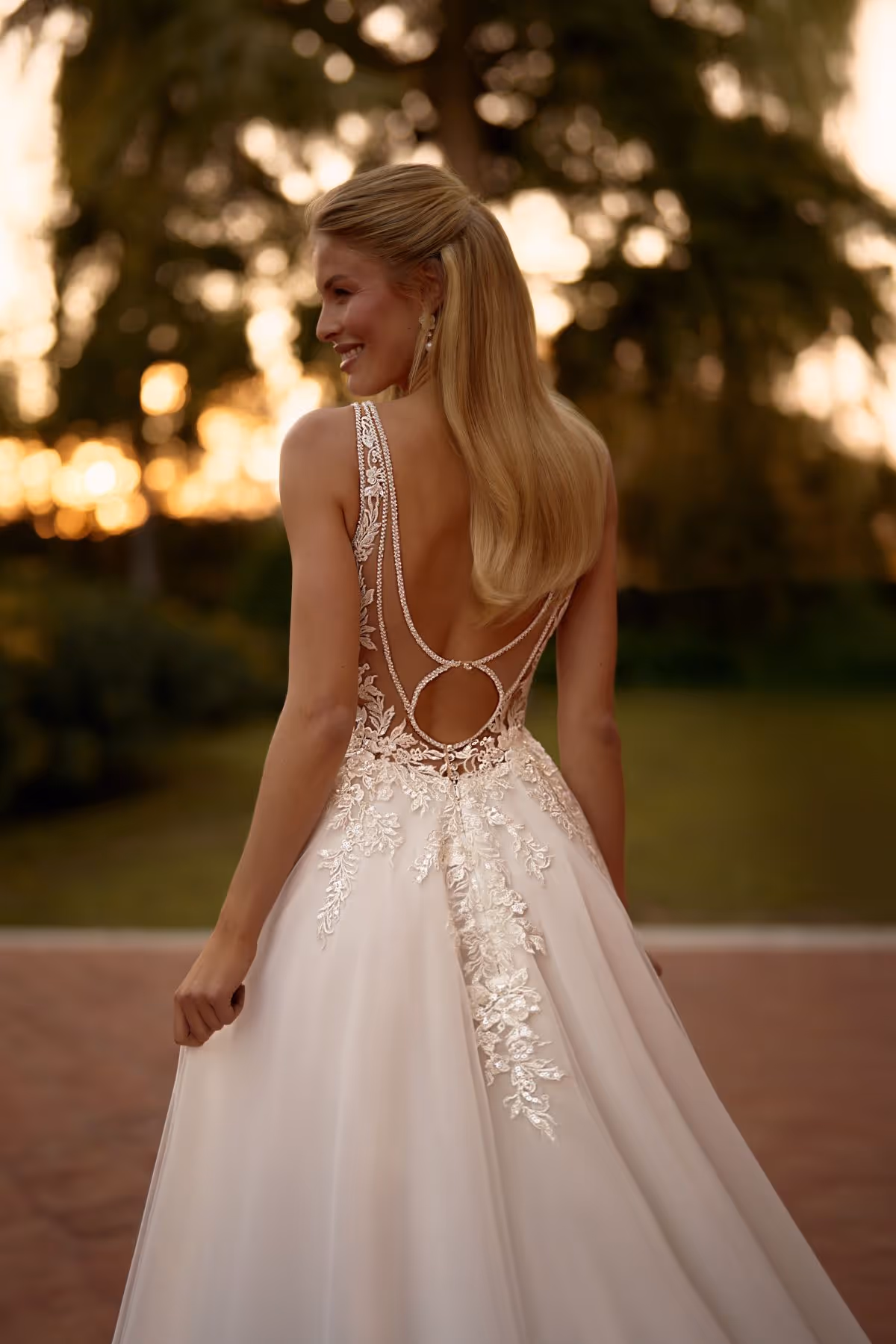 Persönliche Anprobe und Anpassung eines Brautkleids im Atelier