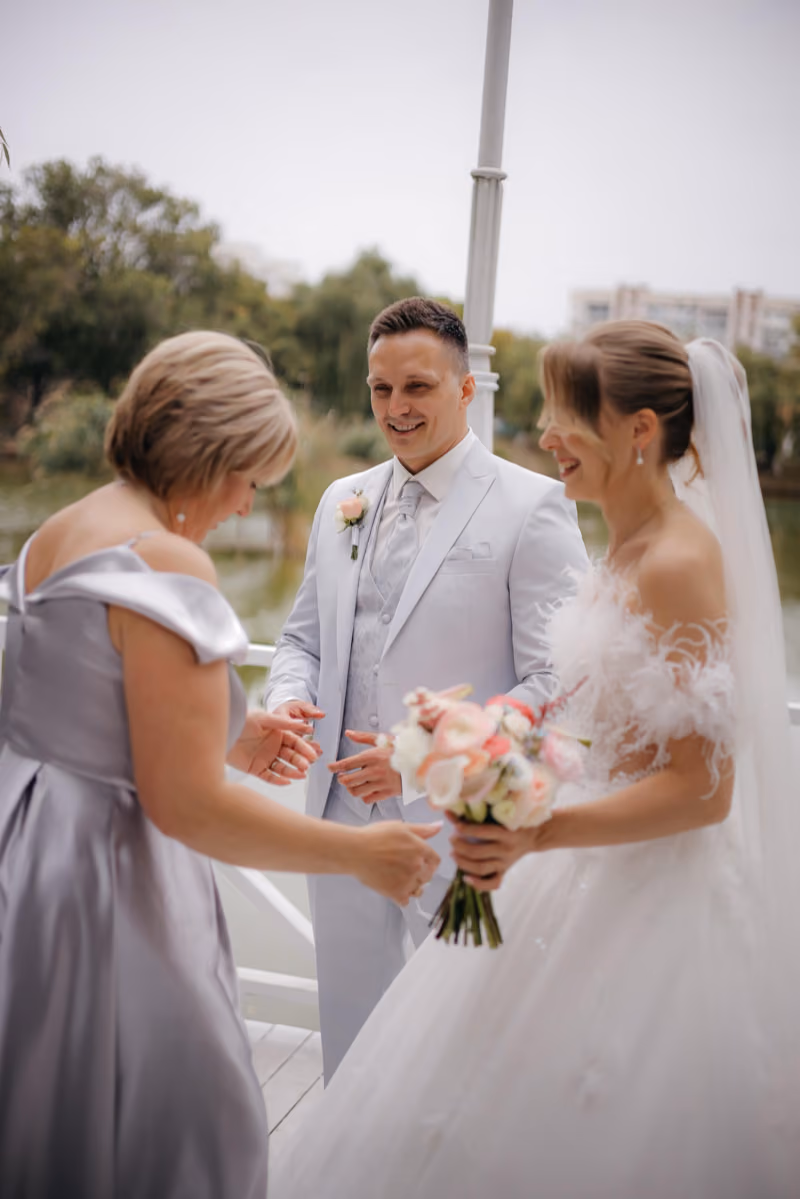 Braut im individuellen Hochzeitskleid an ihrem Hochzeitstag