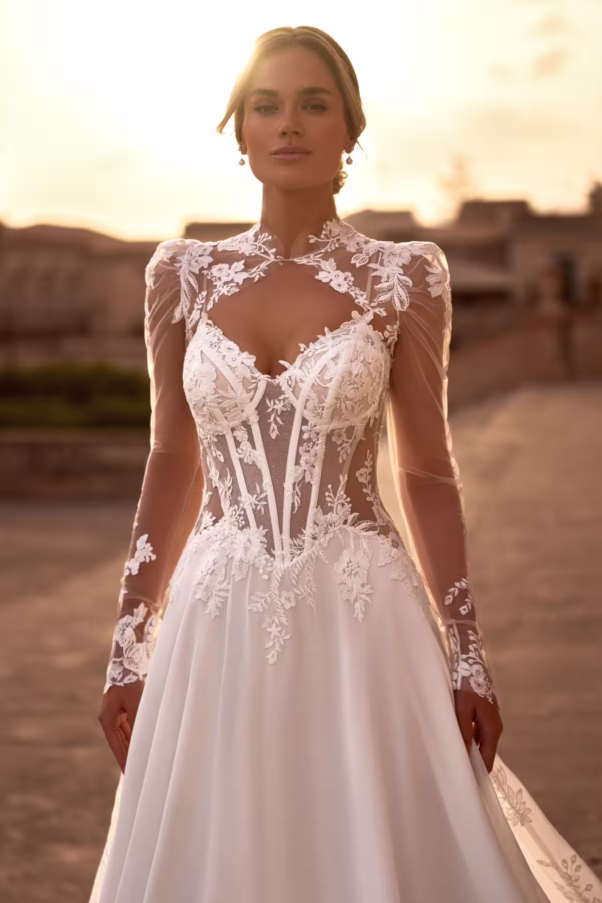 Boho-Brautkleid Dremma mit Spitzenkorsett, Chiffonrock und abnehmbarem Bolero.