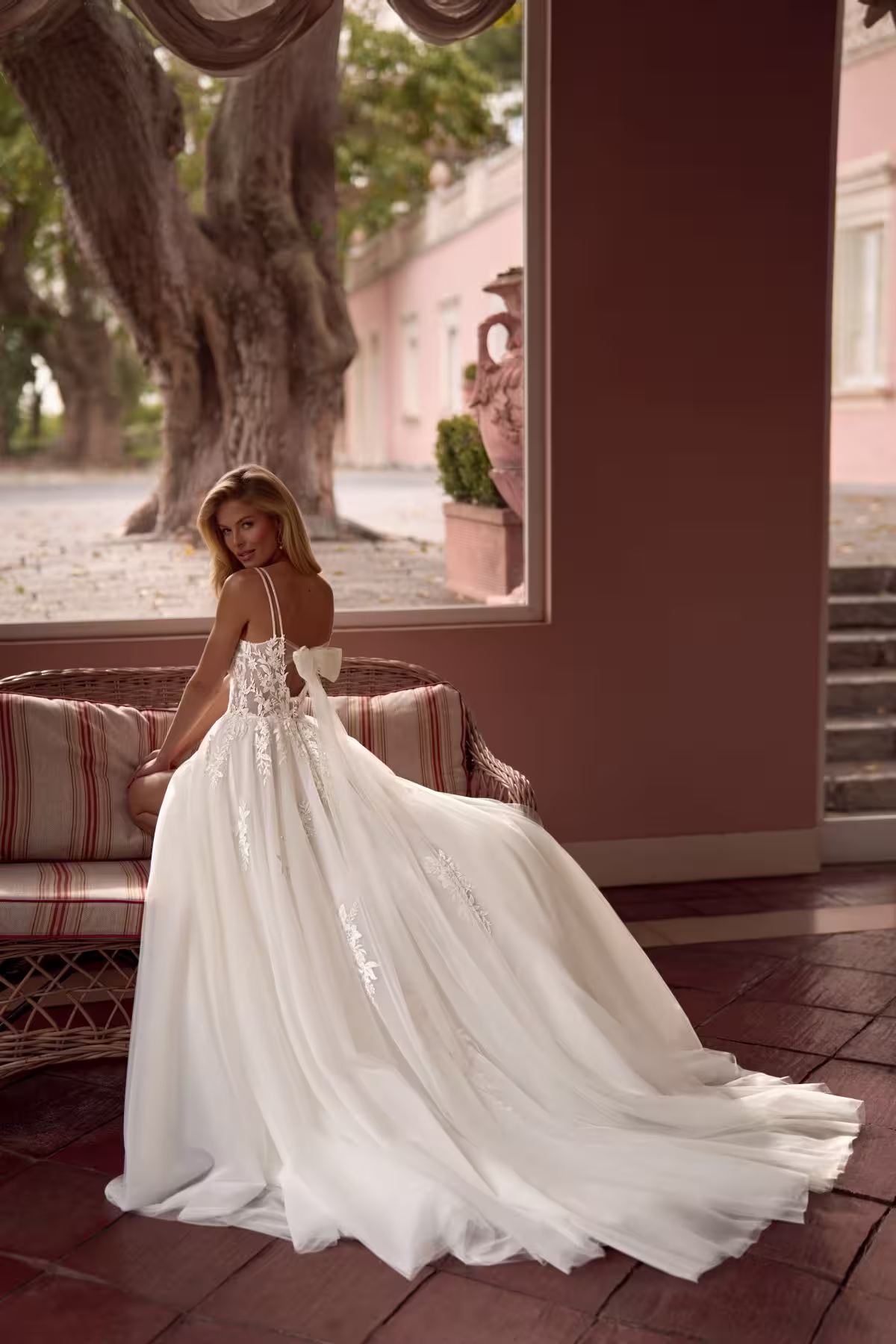 A-Linien-Brautkleid Dattera mit Spitzenmieder, Perlen und verspielter Schleife im Rücken.