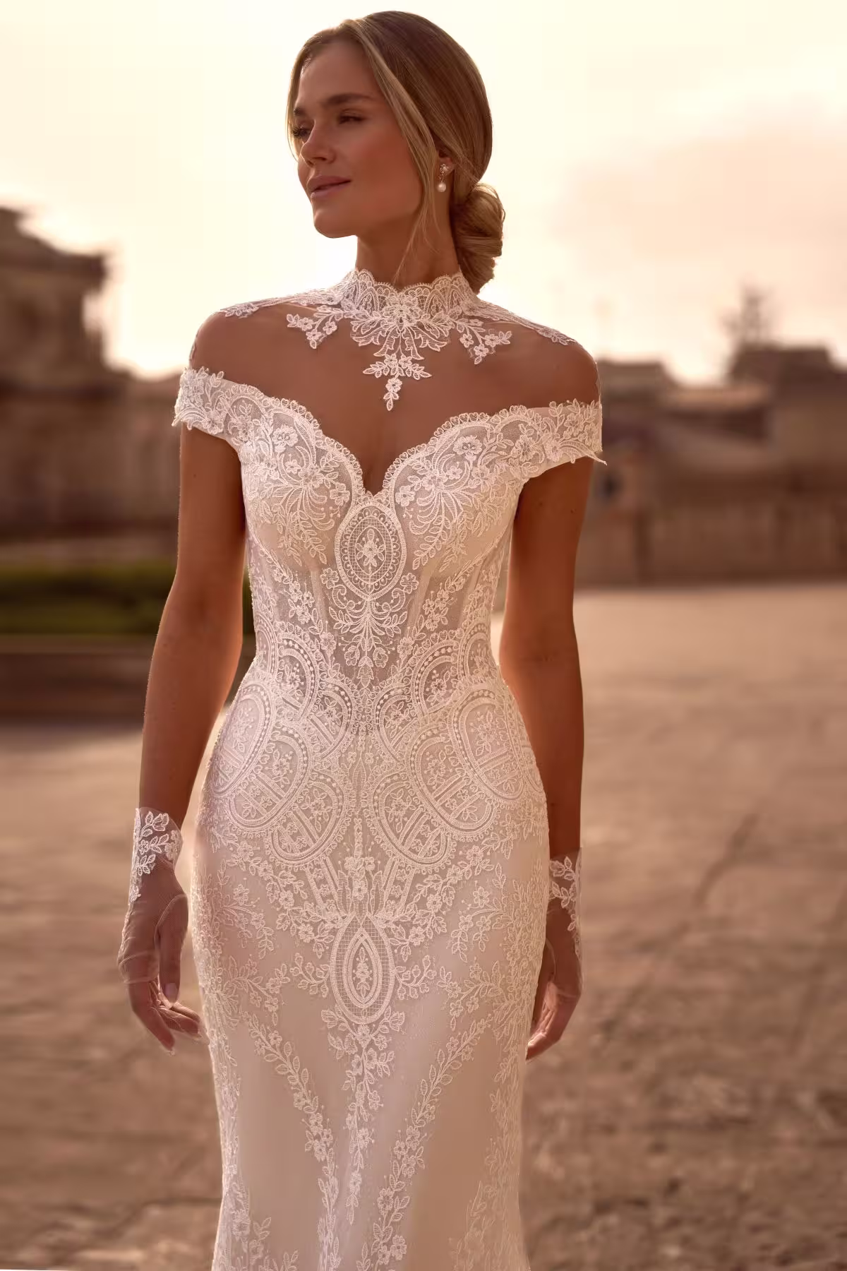 Mermaid-Brautkleid Gazelia mit Off-Shoulder-Trägern, Spitze, optionalen Handschuhen und Bolero.