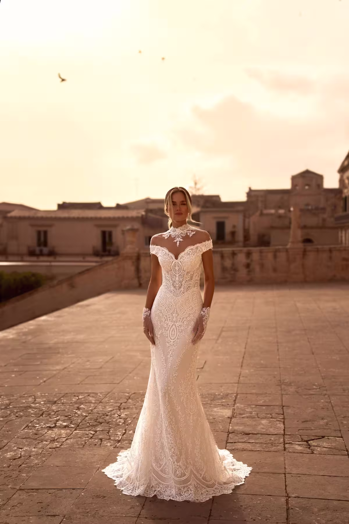 Mermaid-Brautkleid Gazelia mit Off-Shoulder-Trägern, Spitze, optionalen Handschuhen und Bolero.