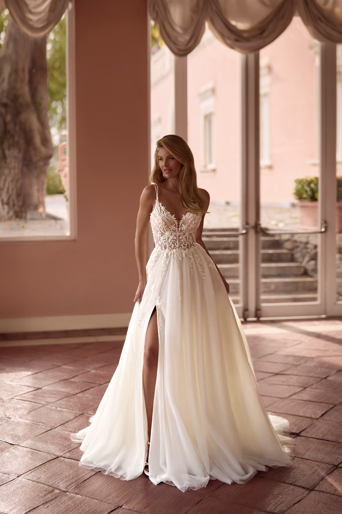 Brautkleid Dattera mit floraler Spitze und fließender A-Linie als Standesamt-Idee