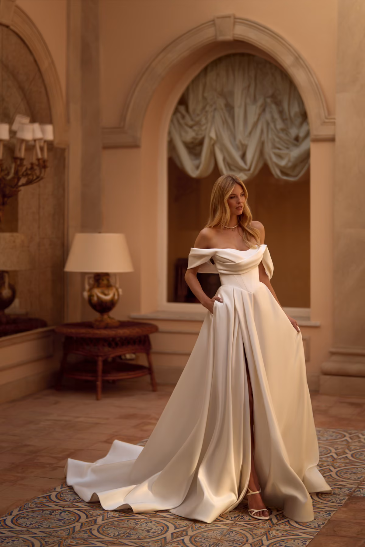 Langes Satin-Brautkleid Metelika mit Carmen-Ausschnitt und weiter A-Linie