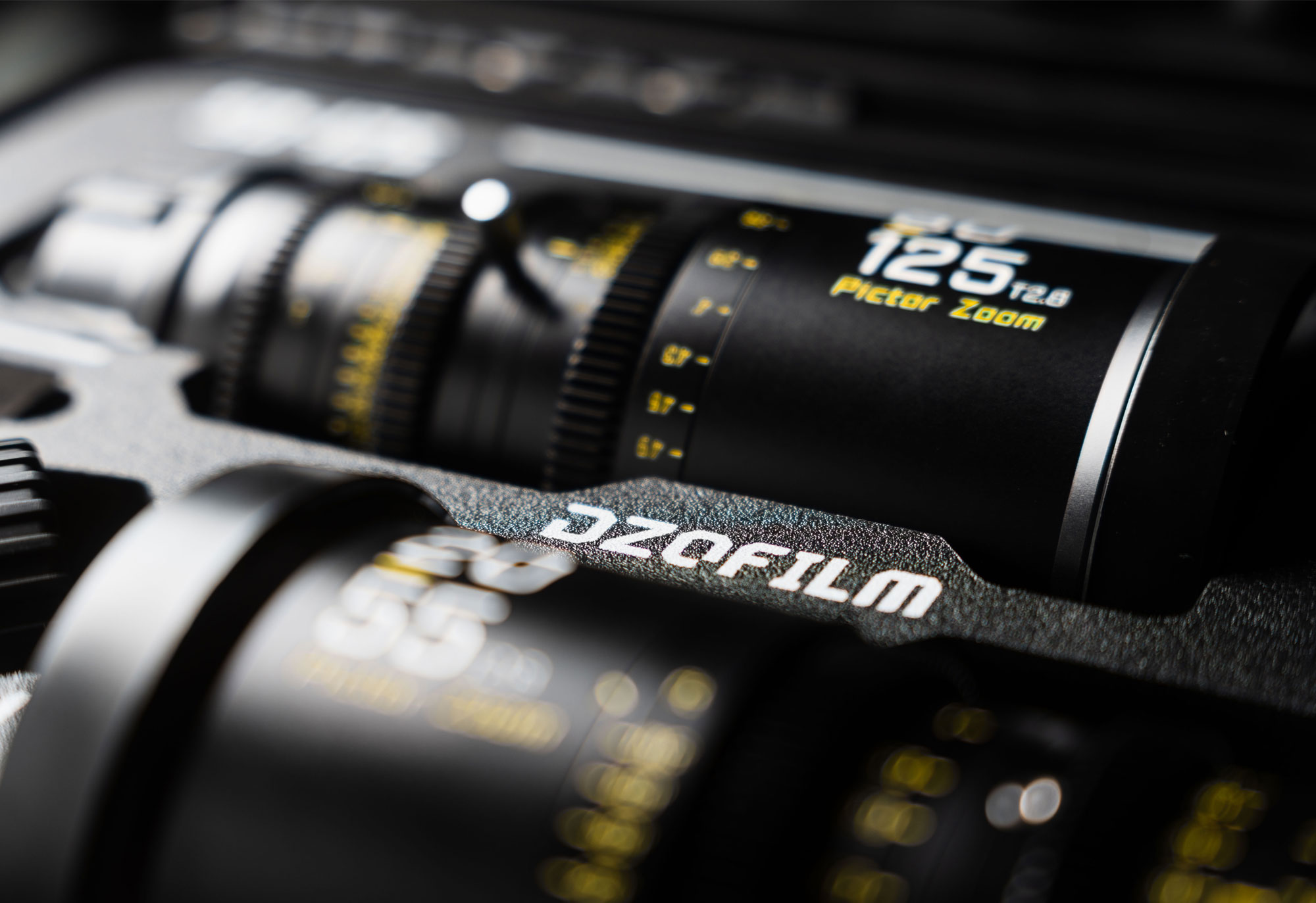 Pictor zoom lens in case