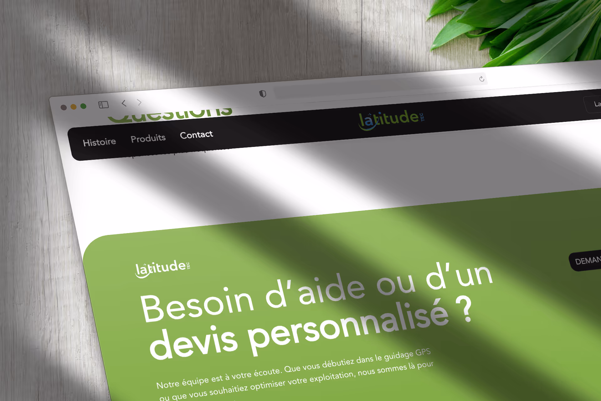 Page web partiellement visible avec un texte en français demandant si vous avez besoin d'aide ou d'un devis personnalisé, sur un fond vert avec un logo Latitude TEC.