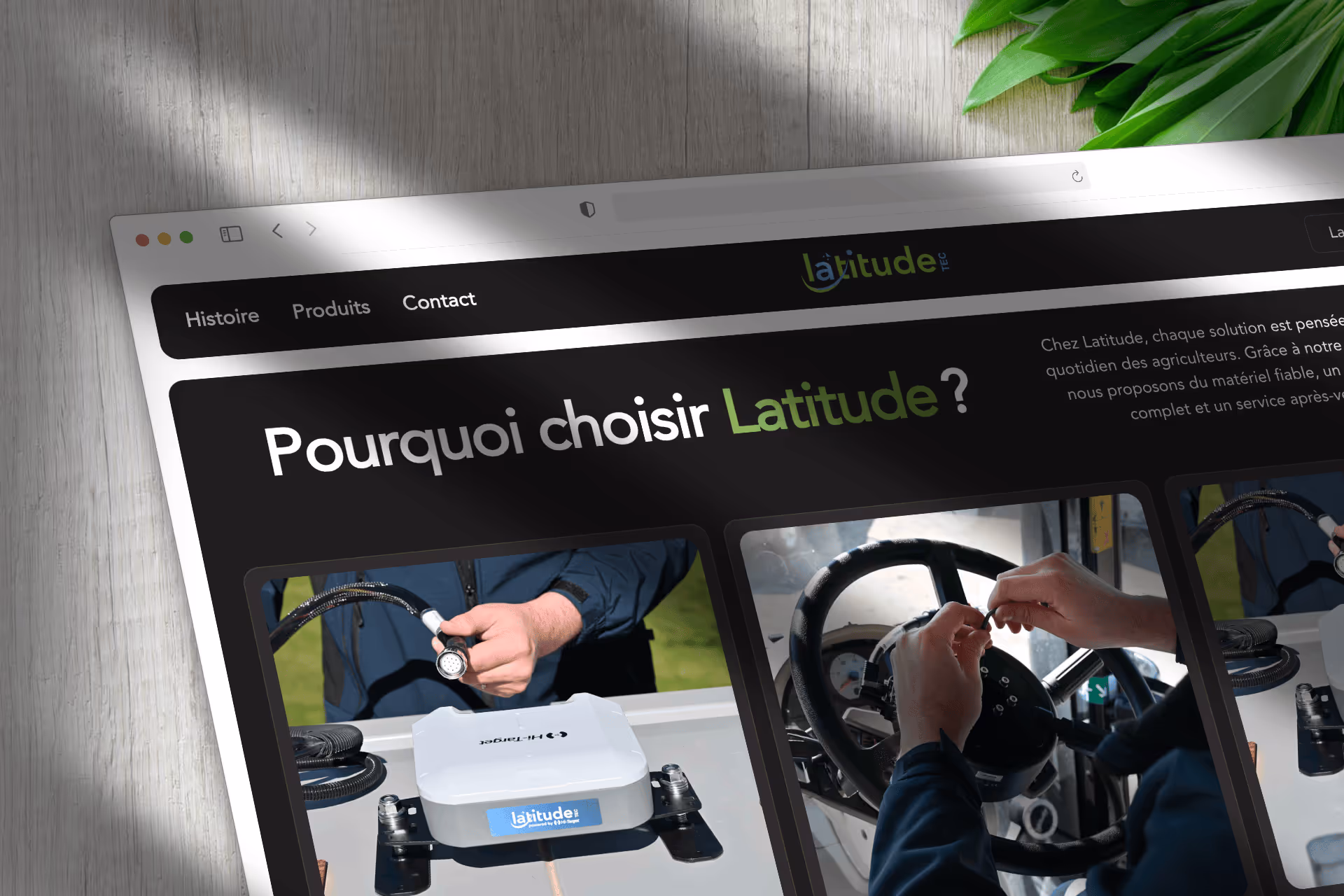 Page web de Latitude montrant un dispositif technologique et une personne tenant un câble devant un volant, illustrant le choix des solutions Latitude.