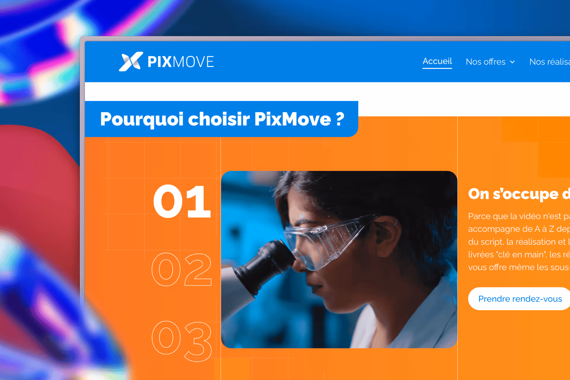 Femme avec lunettes de protection regardant dans un microscope dans un environnement de laboratoire, sur fond orange avec texte "Pourquoi choisir PixMove ?".