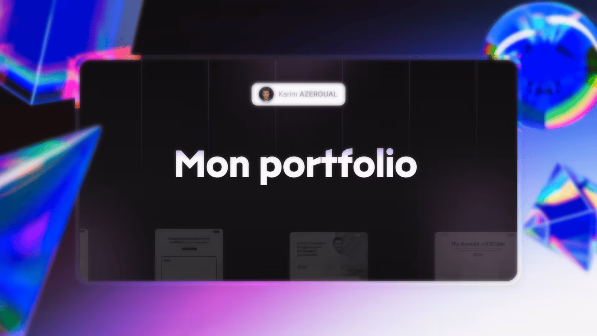 Écran avec le texte « Mon portfolio » et un petit encadré affichant le nom Karim Azeroual, sur un fond avec des formes géométriques colorées et lumineuses.