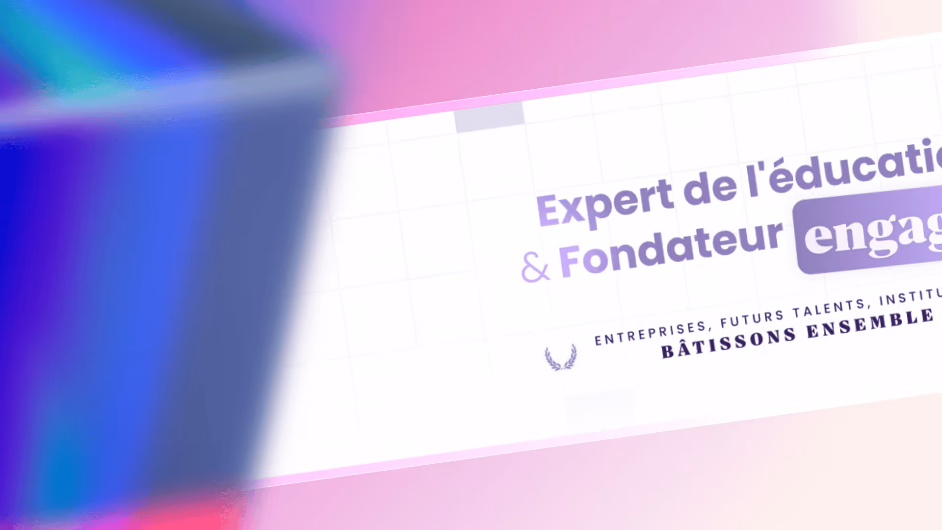 Bannière avec texte en français indiquant un expert de l'éducation et fondateur engagé, invitant entreprises et talents à bâtir ensemble.