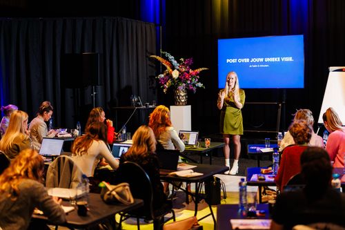 Tessa geeft een live training